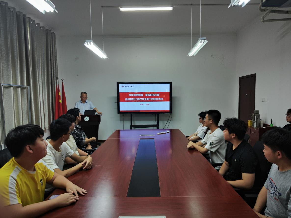 太阳集团网tyc9728召开学生骨干培训专题党课