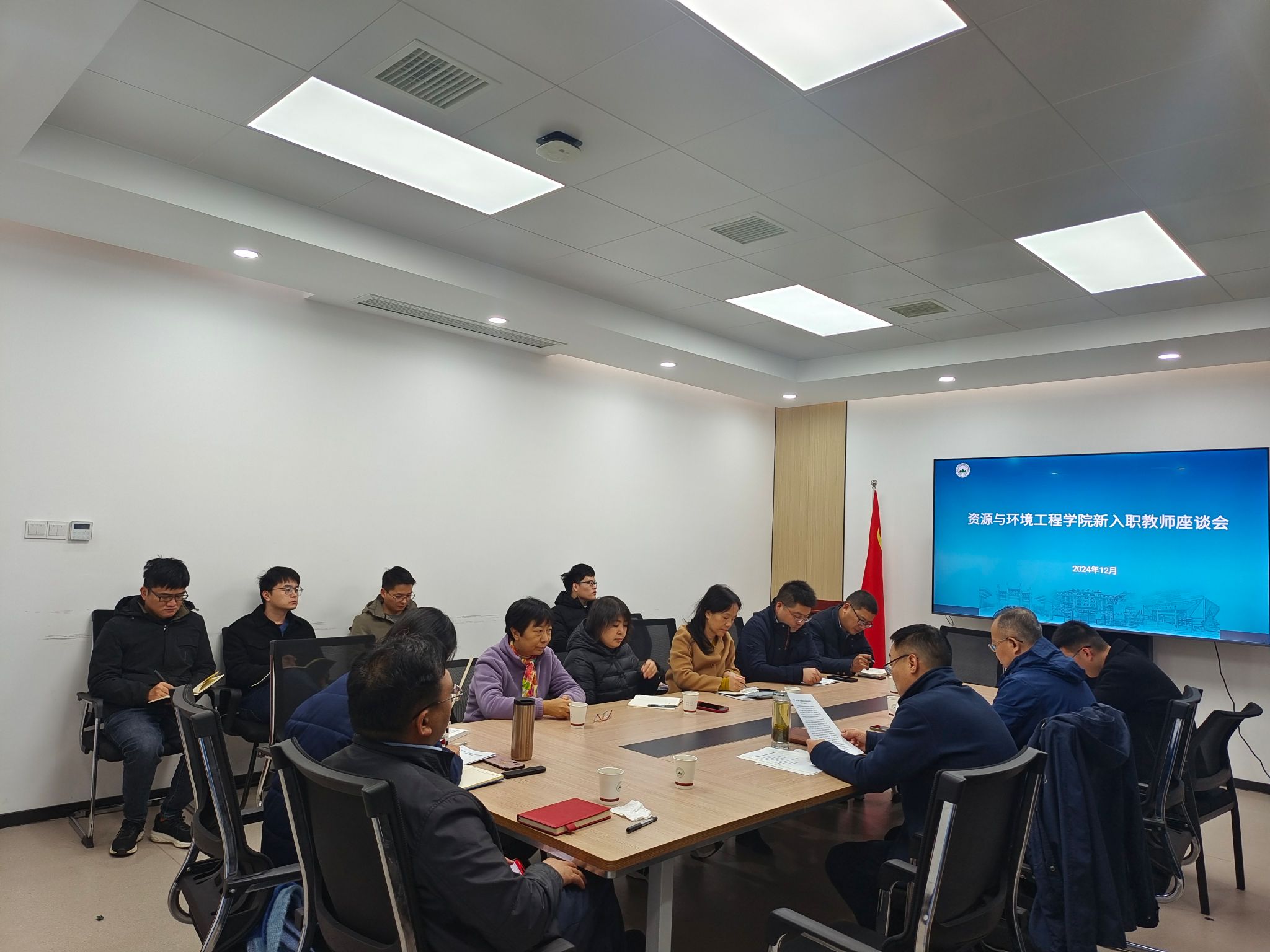 太阳集团网tyc9728召开新入职教师座谈会
