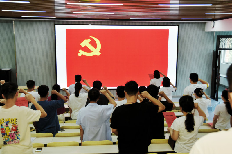 太阳集团网tyc9728召开新党员入党宣誓暨老党员重温入党誓词仪式